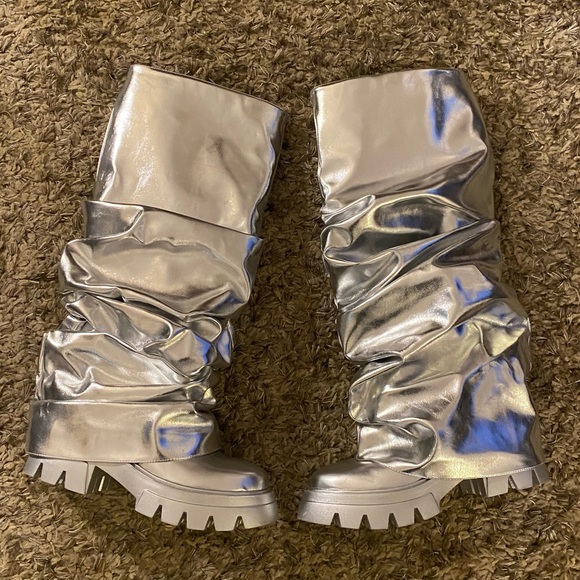 Shoes - Vertundy Metallic Silver Chunky Platform Boots Size 9 🤍